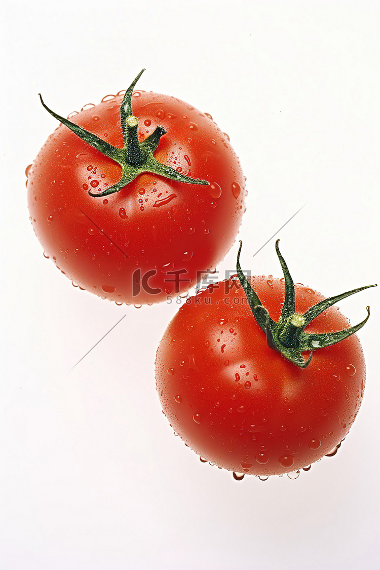 两半番茄呈现出不同的形状