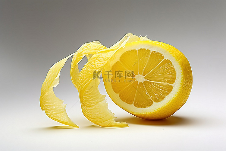 一个水果 一片柠檬 切成两半