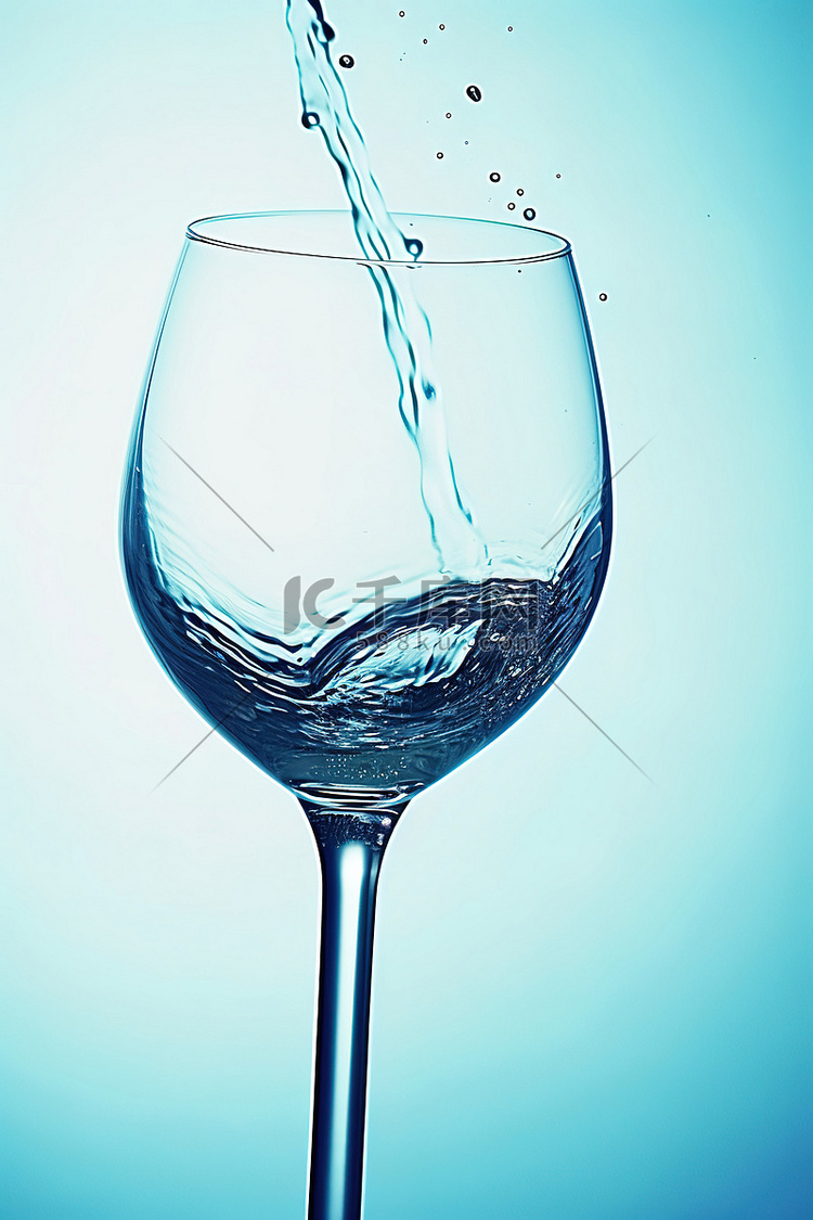 一个酒杯，水从顶部滴下来
