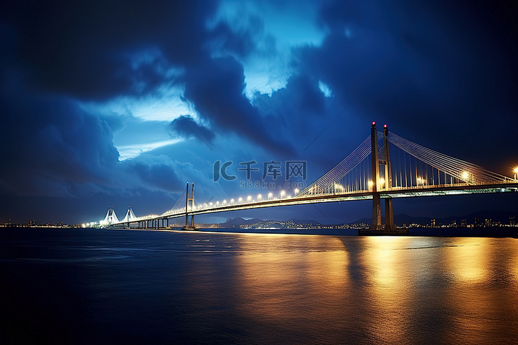 香港海湾大桥上空的云彩在夜间亮