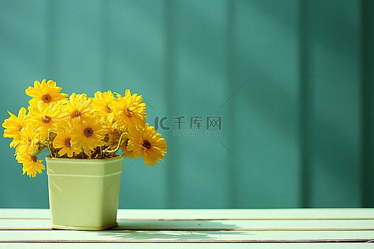 桌子上容器里的黄色花朵