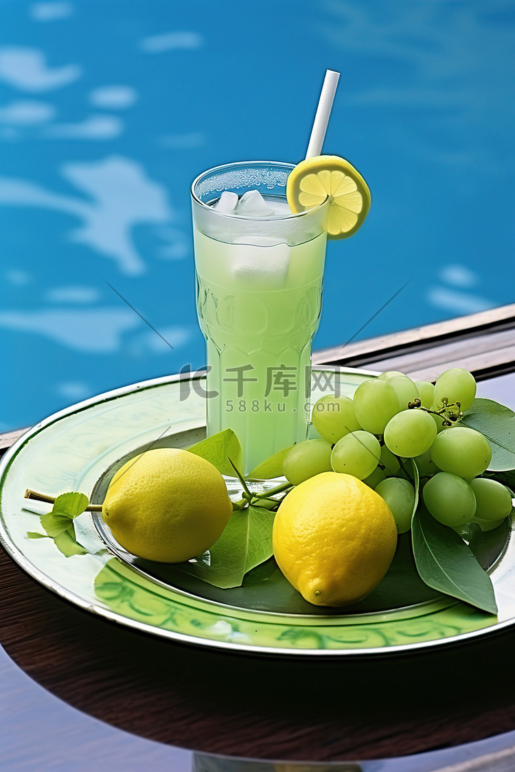 蓝盘上的柠檬饮料和葡萄