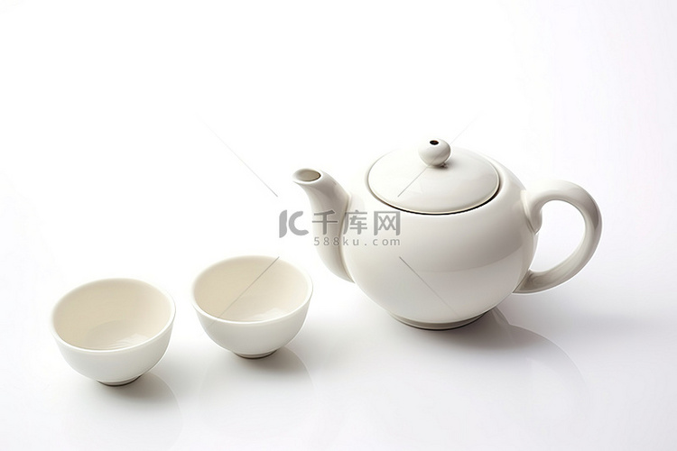 白色背景上桌子上的白茶具