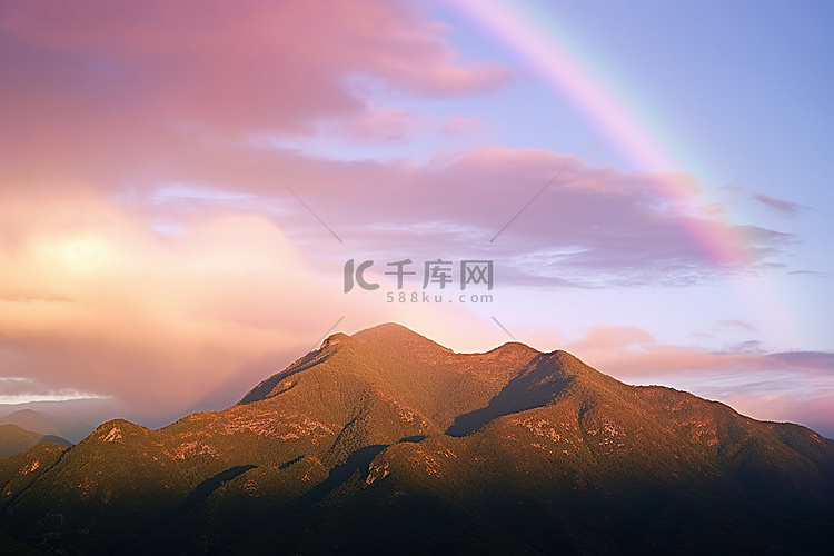 山上有两条彩虹，前景中有两个山