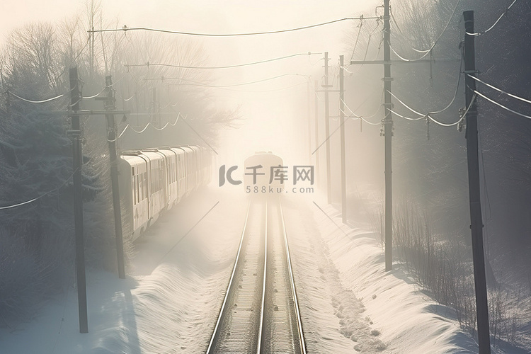 火车在雪地里沿着长长的轨道行驶