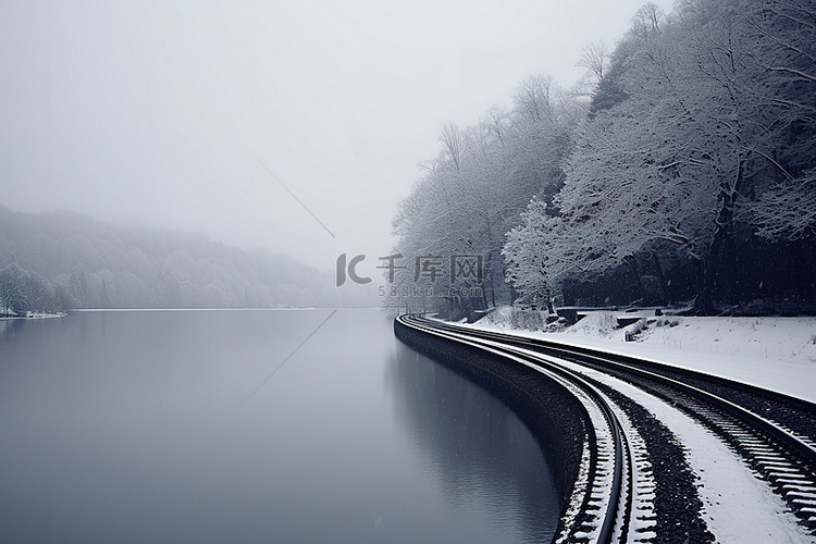 一列火车驶向雪湖