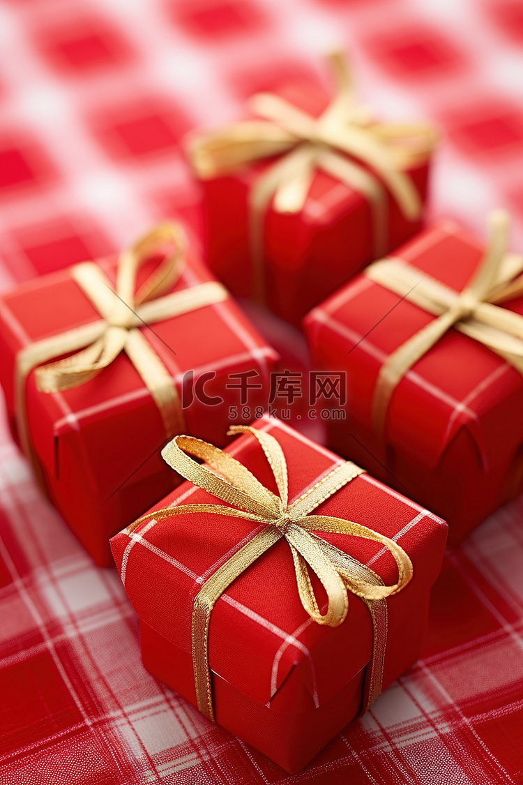 格子桌布上有红丝带的红色小礼物