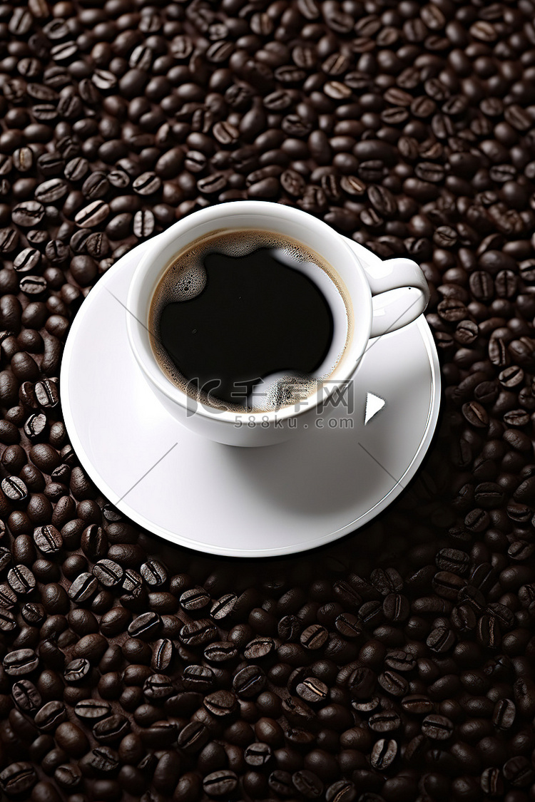 一杯咖啡放在咖啡豆上