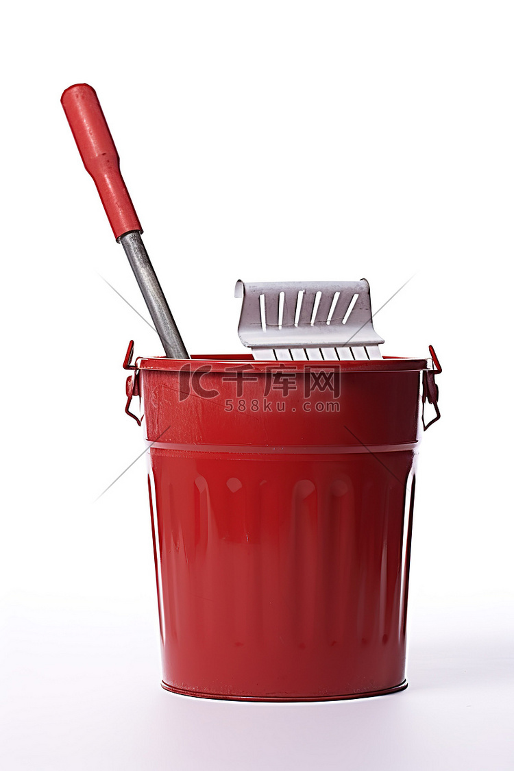 白色背景上带铲子的红色金属勺桶
