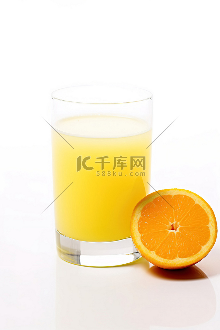 白色背景中的一杯橙汁