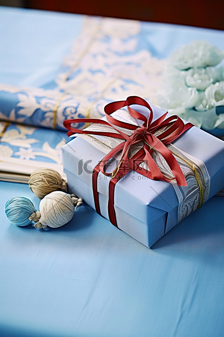 白桌上的蓝色和蓝色礼品包装