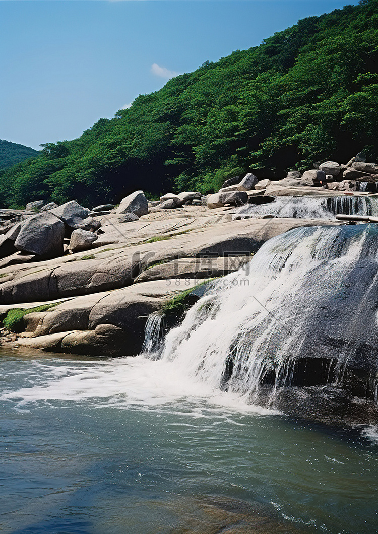 韩国红浦市海滩的瀑布