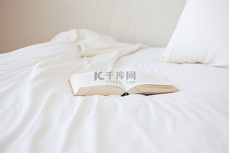 打开的书放在白色的枕头上