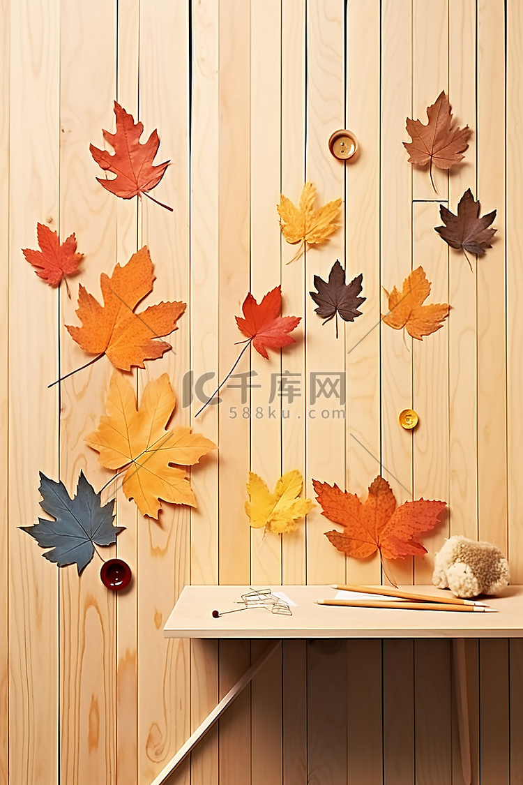 一张木桌子，上面有木片和秋叶