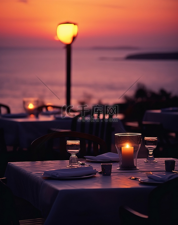 晚餐时配有桌椅，俯瞰大海和日落