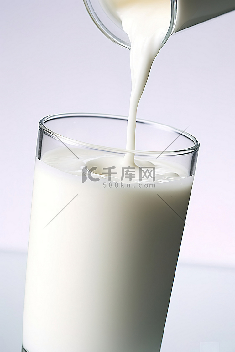 牛奶倒入装满液体的玻璃杯中