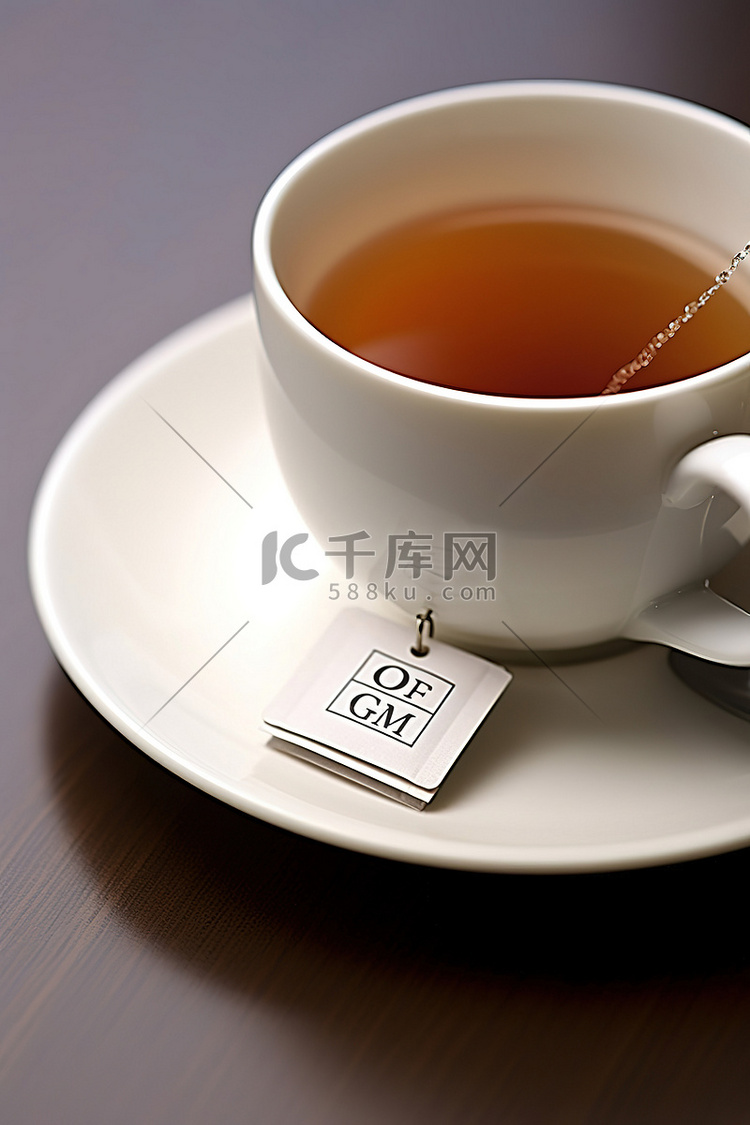 一杯带有有机茶标签的茶