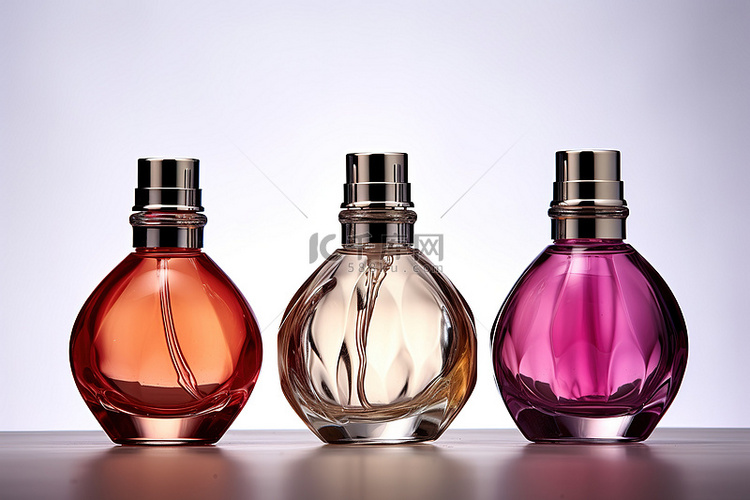 三个香水瓶放在一个平面上