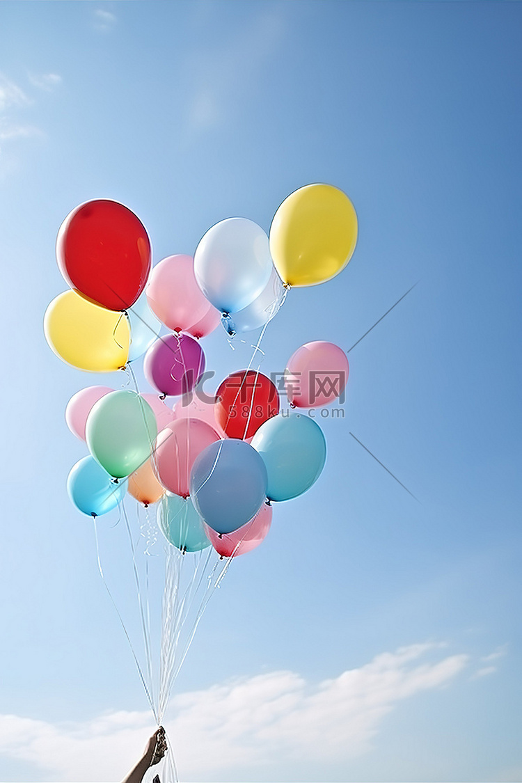 许多五颜六色的气球在空中升起