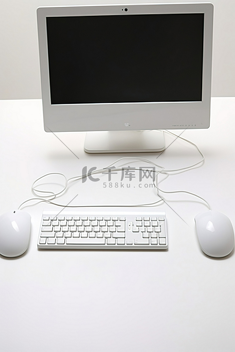 三只白色鼠标，上面装有一台电脑