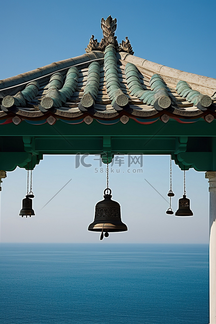 钟声悬挂在海洋的大屋顶上，周围