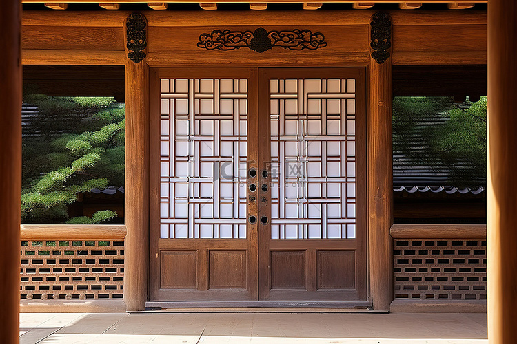 韩式木制阳台的房子和门