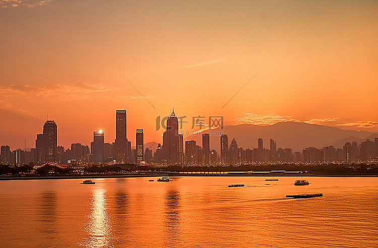 普吉岛日落时的香港天际线