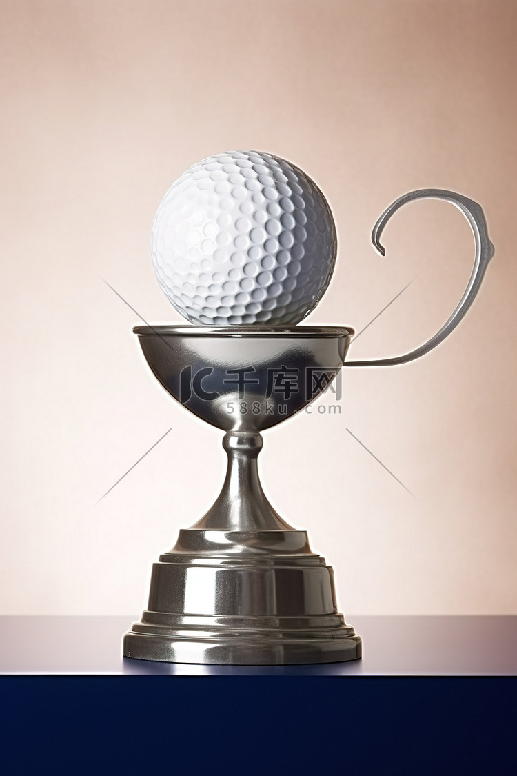 高尔夫球位于银色奖杯旁边