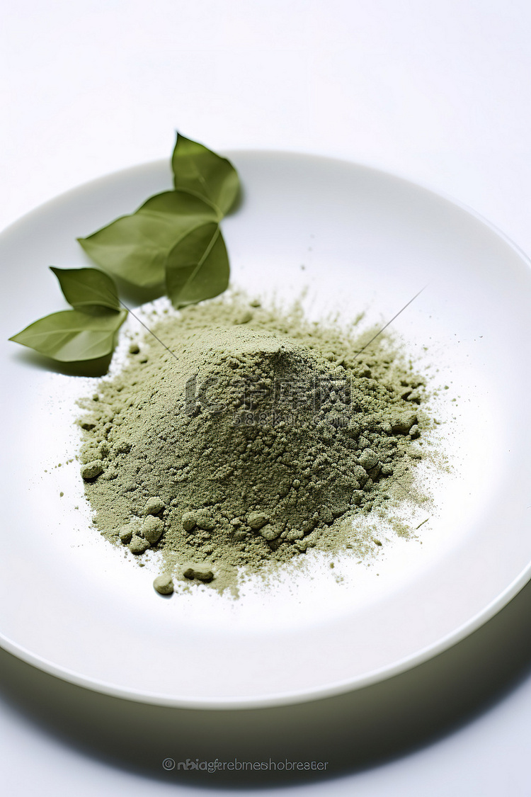 白盘上的绿茶叶粉