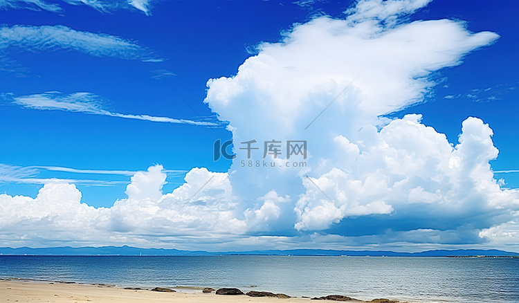 白云和蓝天盘旋在海滩上