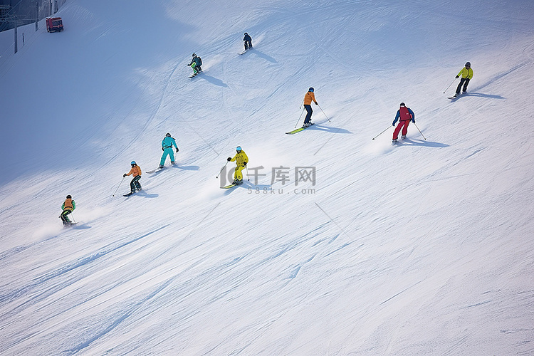 穿着鲜艳颜色的人们正在滑雪场滑