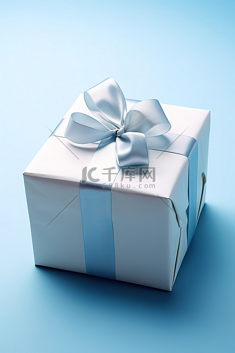 一个白色礼品盒，蓝色表面上有一