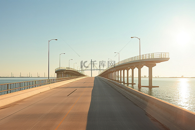 一条高速公路穿过一座空桥，阳光
