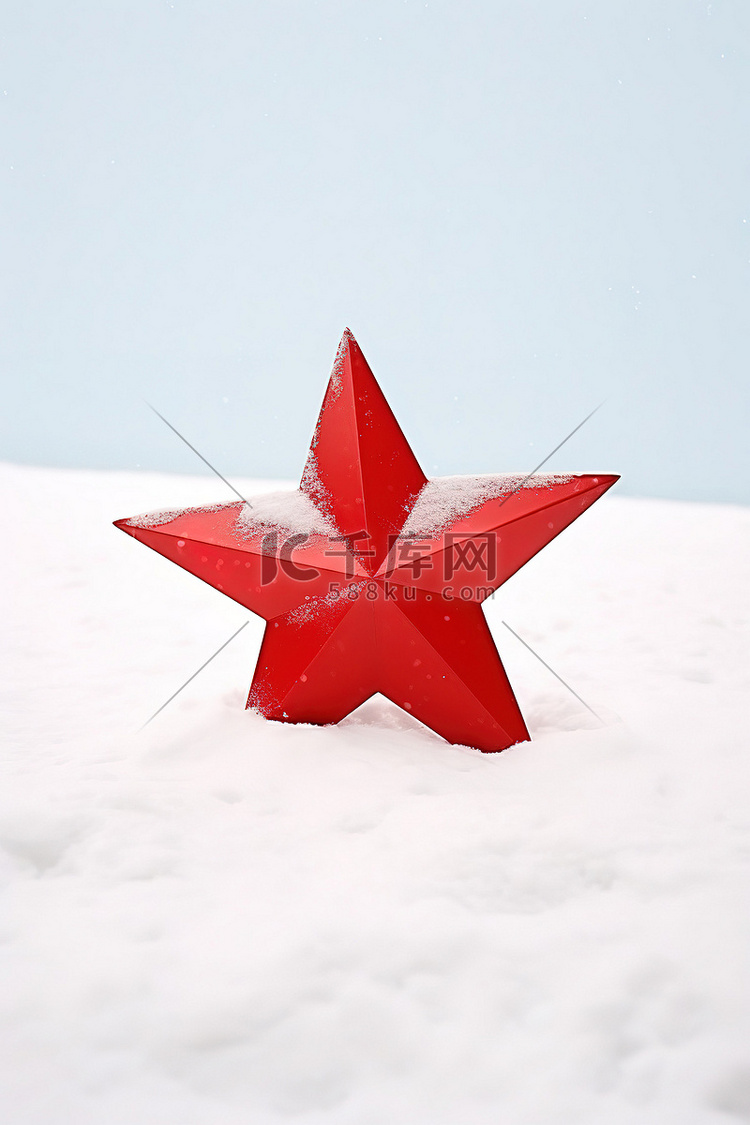 一颗大红星坐在雪地上