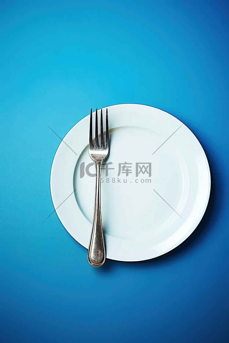 蓝色的白色盘子和叉子