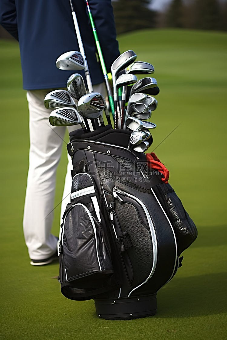 一名男子携带高尔夫球袋和高尔夫