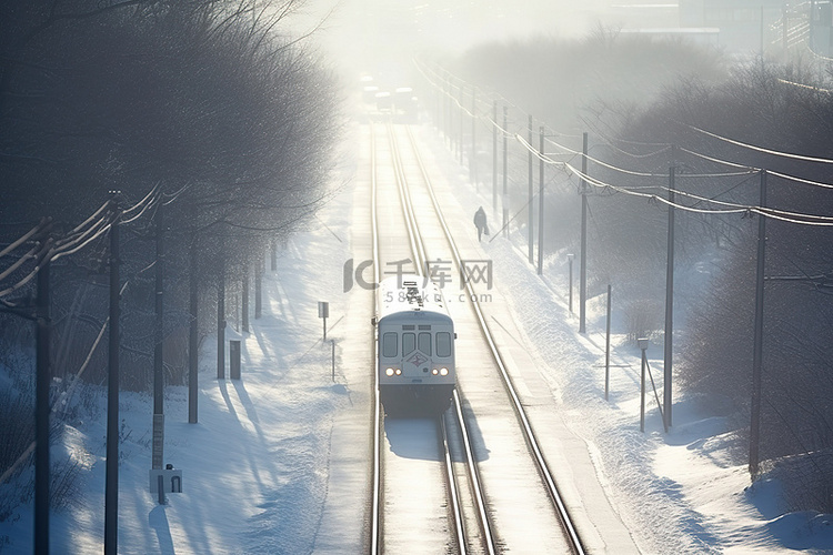 雪地上的一条铁路线，阳光下有一