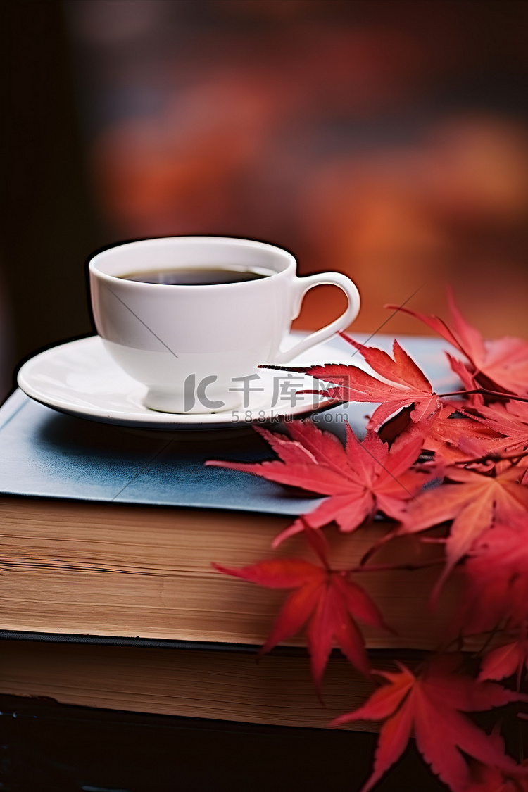 一本书，上面有两个咖啡杯和红叶