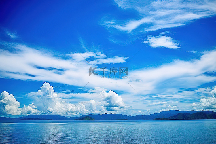 蓝色的大海云朵和山脉