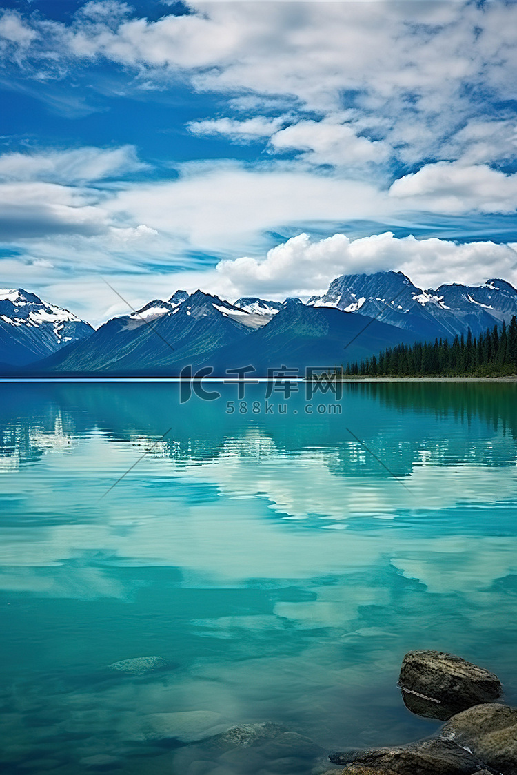 碧绿的水和背景中的山脉