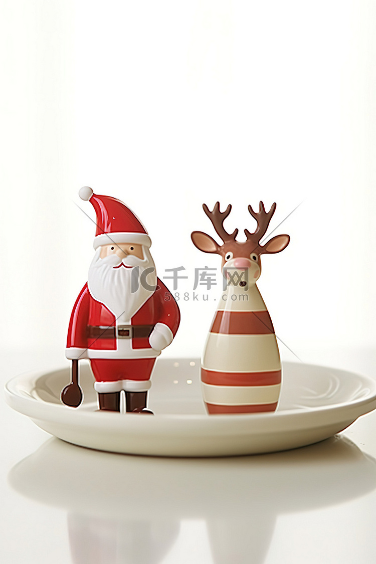 白盘子上的小圣诞老人和驯鹿
