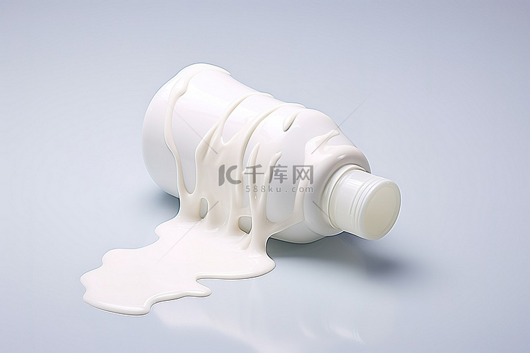 牛奶瓶溢出的牛奶