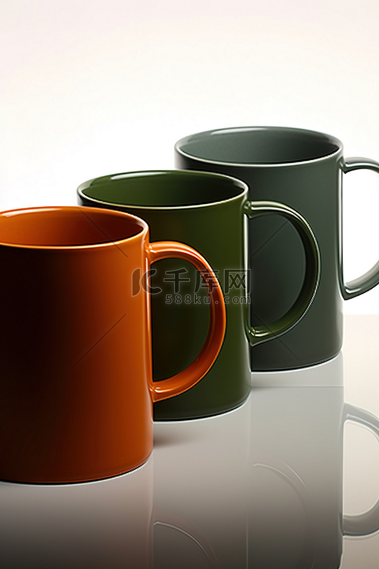 四个不同颜色的咖啡杯