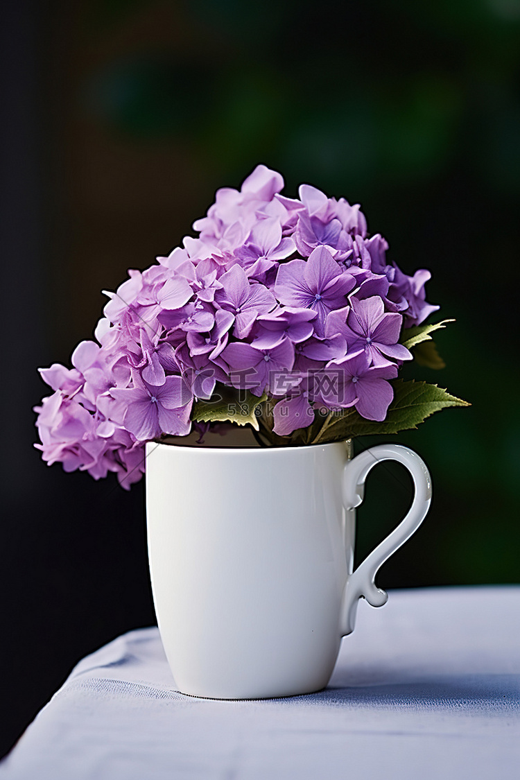 一个上面有紫色花朵的白色杯子