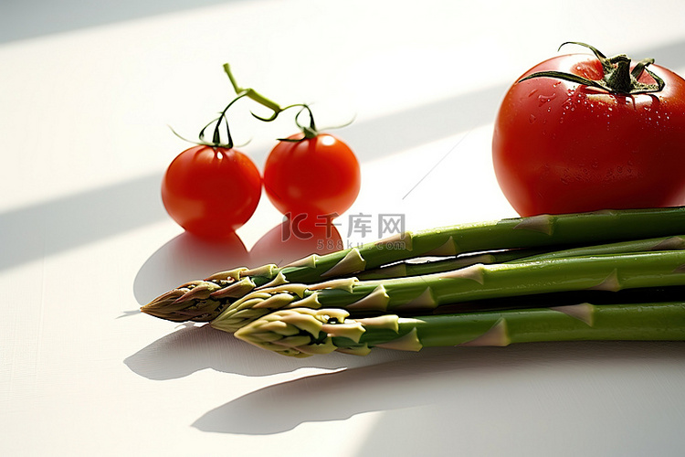 白桌上的西红柿和芦笋