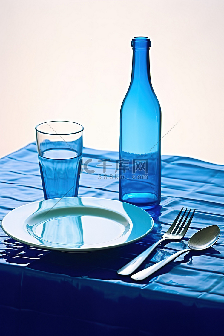 餐具盘和蓝色饮料