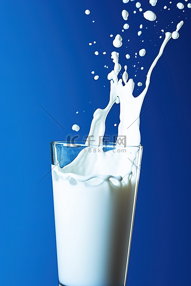 牛奶从玻璃杯中流出