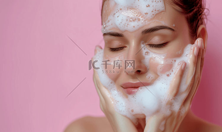 女性使用泡沫洗面奶清洁面部