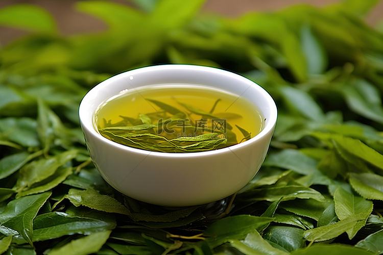 一杯中国绿茶叶上的茶