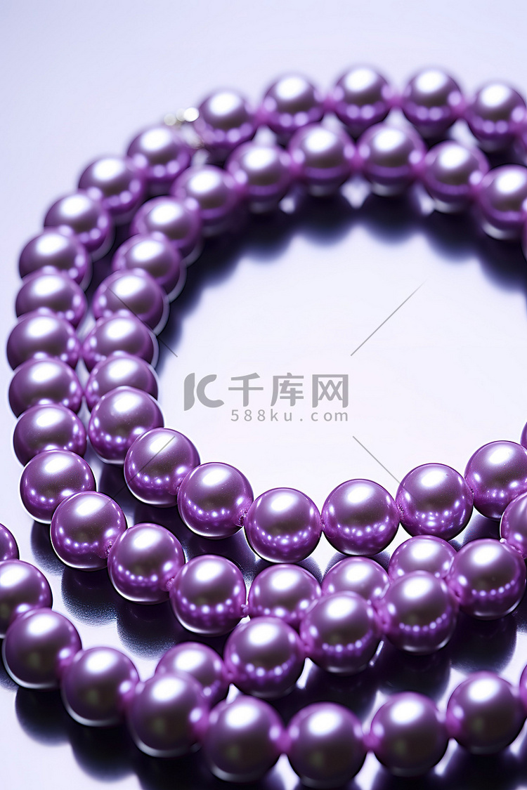 白色背景上显示一条紫色珍珠项链